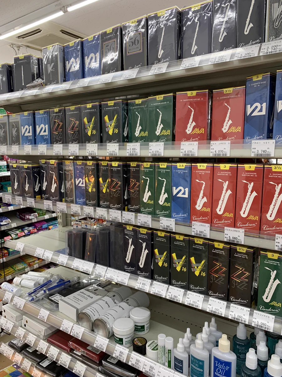 サックスを吹くのに必要なリード。コンビニで売られていた！？