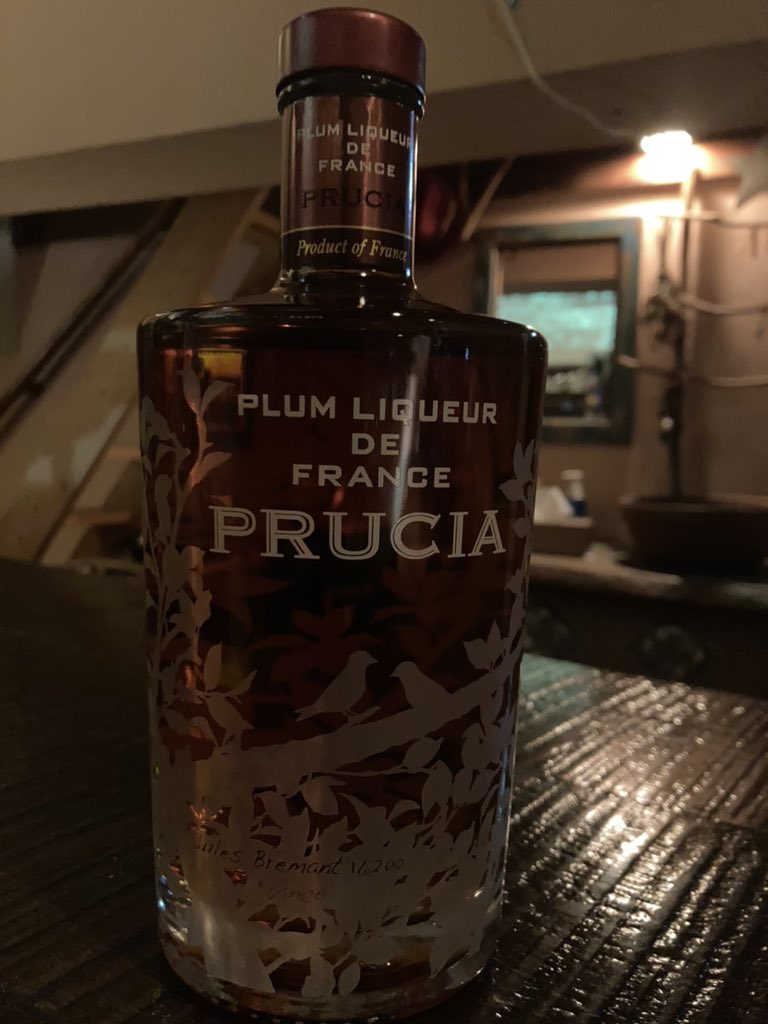 久々の入荷✨
フランスのコニャックメーカーが作ったプラム(スモモ)のリキュール
「プルシア」
ロックでもカクテルでも美味しくいただけます😌
私からの分かりやすい味のイメージをお伝えしますと...

おフランスな、すっきりして、とーっても上品な、「梅酒」です‼︎

#西新　#bar23