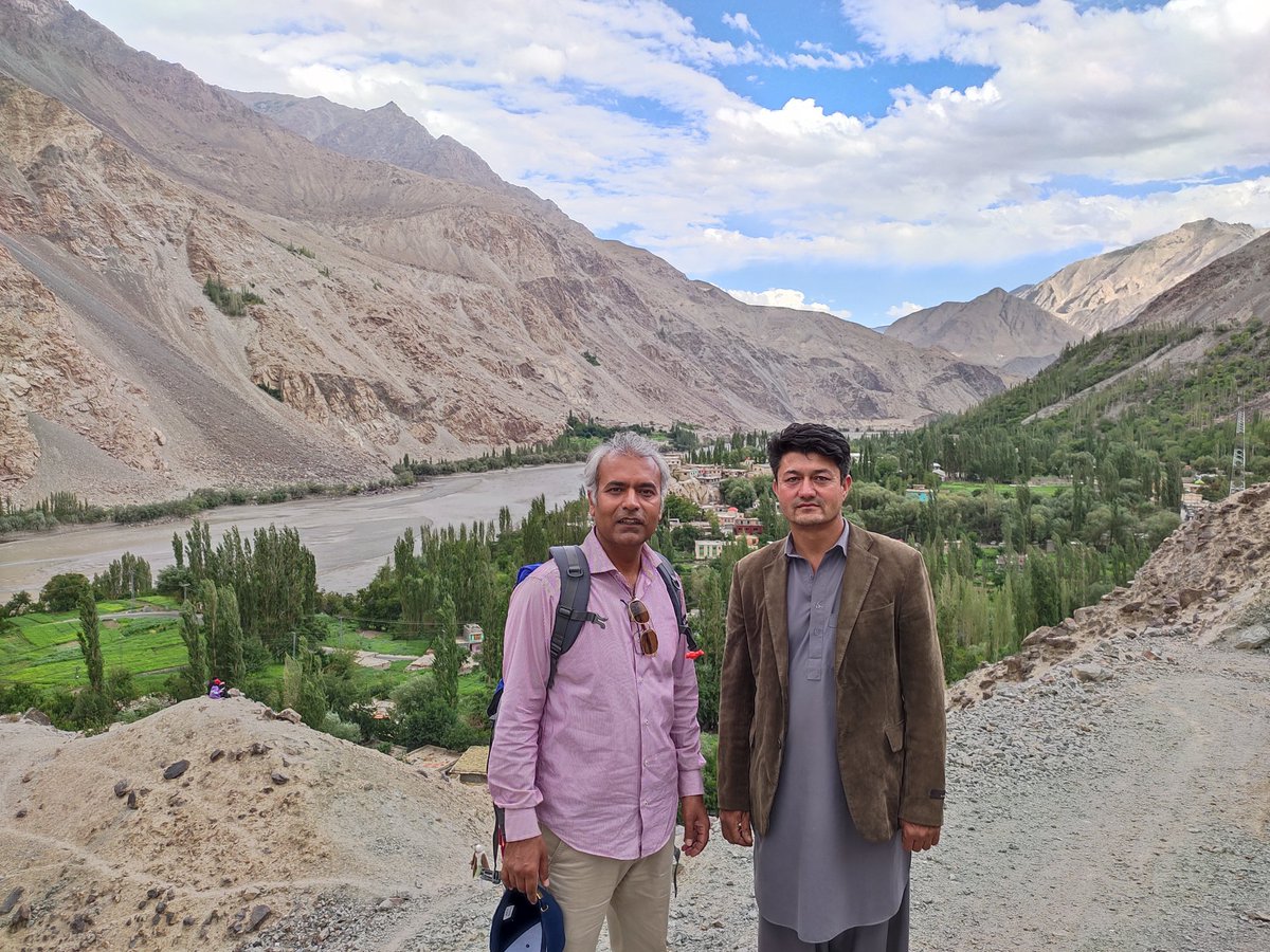 DrMohdTariq's tweet image. Master Ghulam Hussain SB, the hike, the apricot tree and the team 102. A memorable day to end field visits of course BIO102 in Mehdiabad Kharmang. We all missed Faisal @Sainsdaan badly as he was busy yesterday #Bio102 #lifesciences #LUMSxUoBs #Skardu @sbasselums
