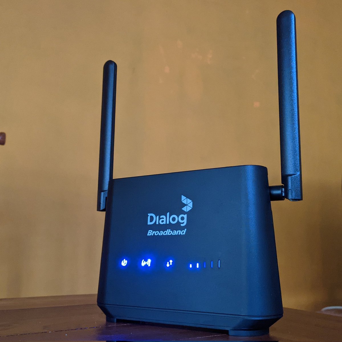 MaoJam7's tweet photo. අද දින (2022/08/03) @dialoglk ආයතනයෙන් පැමින මාගේ පරණ විශ්වාසී, වටිනා කමින් ඉහල Huawei B310 routerය වෙනුවට, බාල Tozed S12 Pro routerට මාරු කරන ලදි, එම පුද්ගලයා පැවසුවේ, 4G වෙනුවට 5G router දෙන බවය, මින් පෙර දෙන routerයෙහි model එක ඇසුවත් ඔහු හරි උත්තරයක් ලබා දුන්නෙ නැත. 1/3 #lka https://t.co/WsChh6xk7D