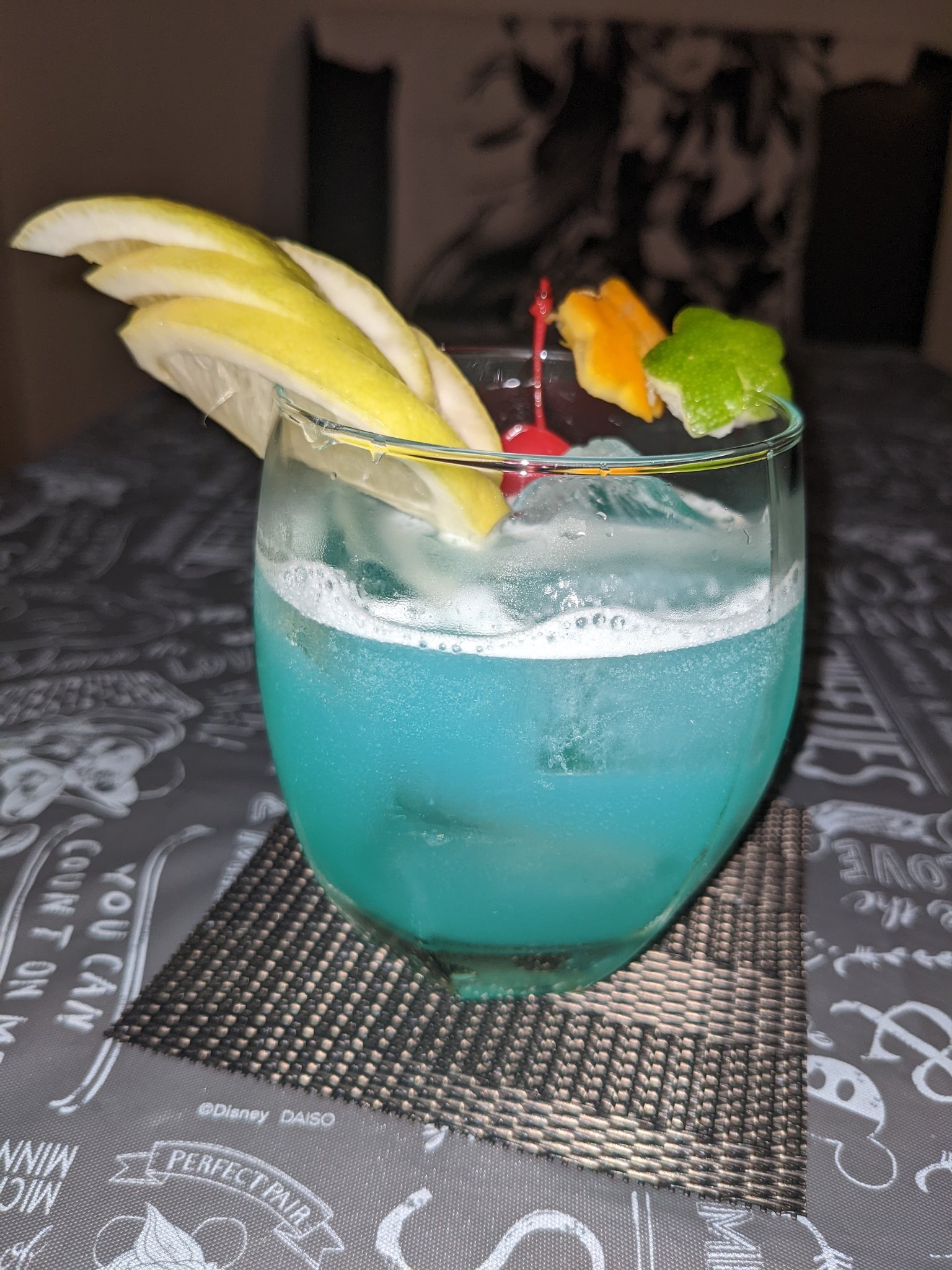 燃える葡萄酒亭 夏のカクテルの定番 ブルーハワイ 飲みにくいので 撮影後フルーツは全て沈めました 笑 コロナも拡大で中々出歩けませんが お家でカクテルなんてのも面白いですよぉ カクテル ブルーハワイ 発寒 燃える葡萄酒亭 T Co