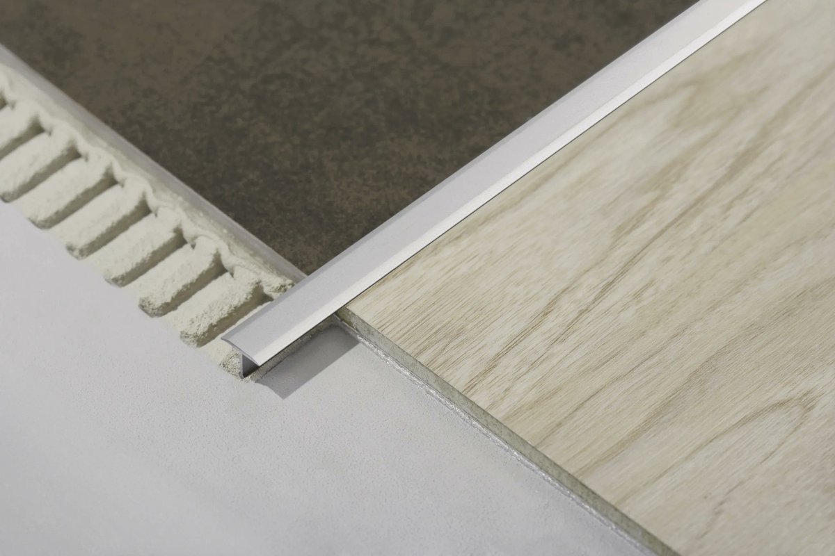 Dural_UK's tweet image. This sleek little profile is great for decorative use or to connect floor surfaces with slight height differences. T-Floor can also be easily manipulated to curve to your required design using our Z-Flex curver. 

#DecorativeDesign #FlooringProfiles #DuralProfiles #FlooringInspo