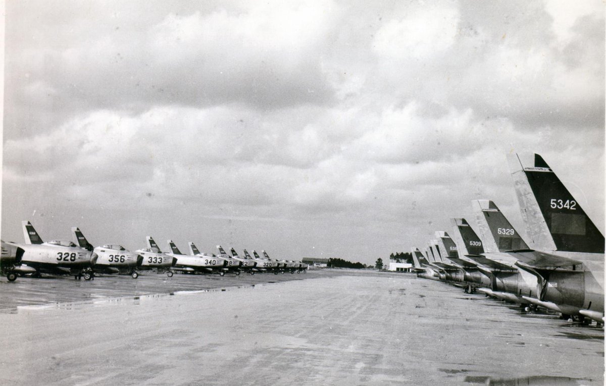 avioesFAP_hist's tweet photo. Those were the days.  Portuguese AF F-86F Sabre at its home base, Monte Real, in the 1960s (📷 PRTAF) #f86f #f86sabre #prtairforce #fighterjets #ba5montereal #forçaaéreaportuguesa #oldjets https://t.co/zQXapamEv5