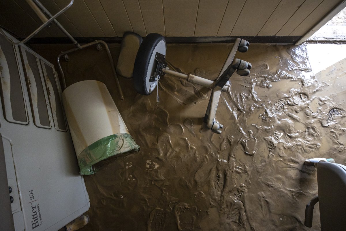 ryanhermens's tweet photo. ‘You just do it.’ Healthcare workers keep working to save patients from Eastern Kentucky floods.

https://t.co/InVscJ8OlF by @lbblackford via @heraldleader https://t.co/1vdiB0S2XD