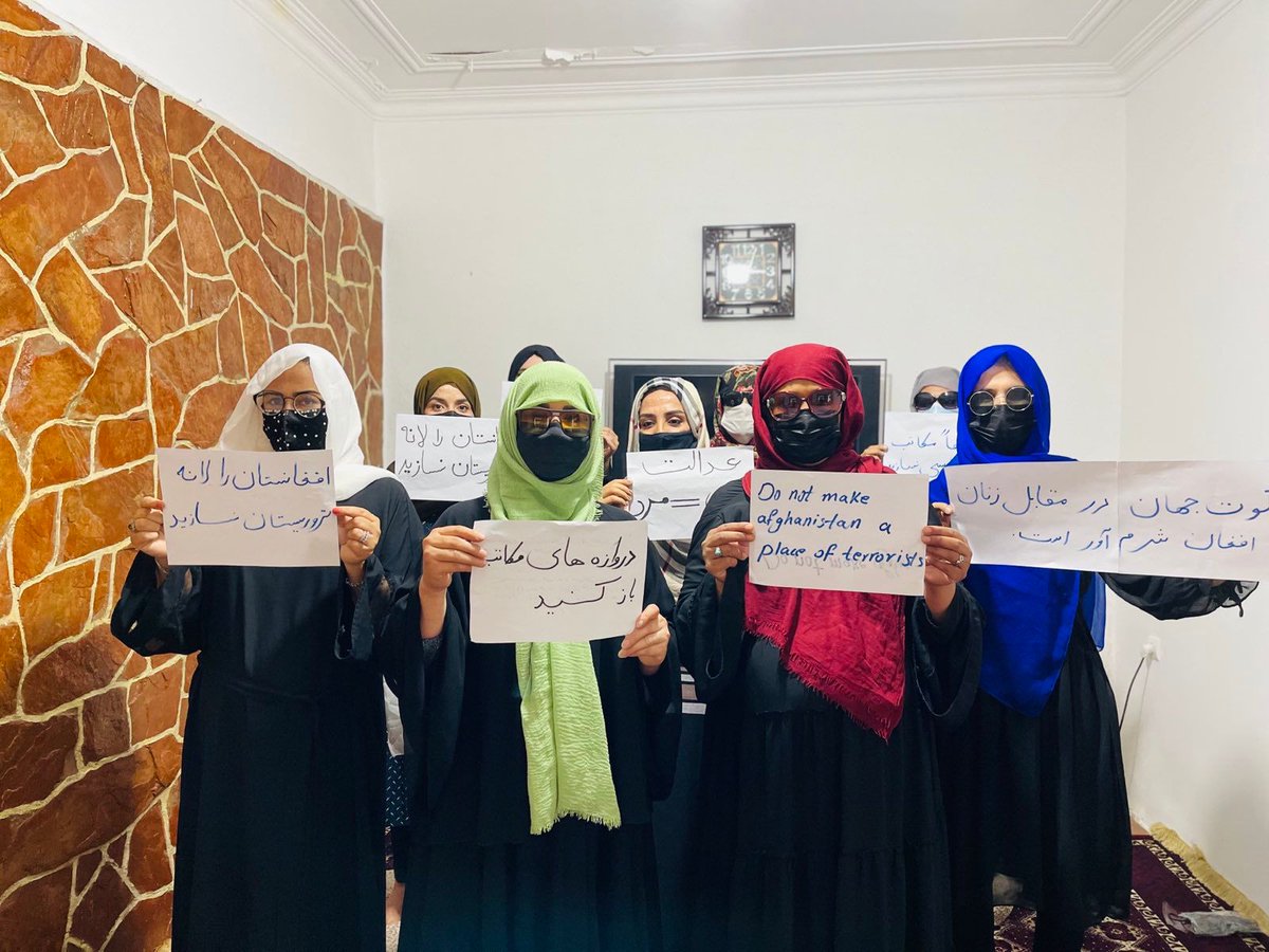 InmaOrquin's tweet photo. Ayer varias mujeres protestaron en un lugar escondido de #Afganistan contra los talibanes.
Ellas sólo piden que las niñas puedan volver al colegio.
Sigue ocurriendo,que las niñas tienen prohibido ir a la escuela en #Afganistan https://t.co/JX3F8KTTSc