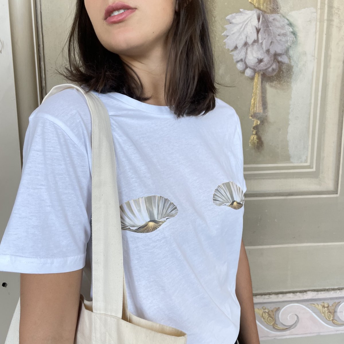 fimustore's tweet photo. Quest’estate copriti con le conchiglie.
Ispirata a La Nascita di Venere, la nostra T-shirt Conchiglie è il vero must-have dell’estate. 
https://t.co/zWInihuzGz https://t.co/fI8dq2IUGY
