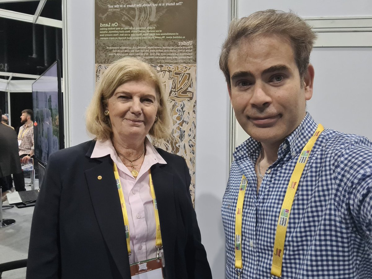 Once again a great pleasure to meet with the Honourable Penelope Wensley AC @SoilsAdvocate #Australia after her great presentation @WorldSoils2022 High impact #Science is a priority to overcome and address challenges affecting our #SoilHealth and political awareness is critical