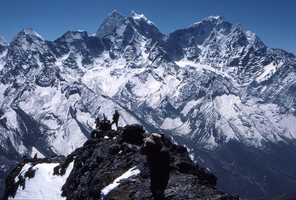 NatureLoversT_T's tweet photo. Taweche or Taboche towers 5,200 m+ above Pangboche or Phortse village, with the impressive view of Mount Kangtega and Thamserku ♥️🇳🇵🙏
PC: johnloguk
#nepal #naturelovers #travel #taboche #everest #thamserku #kangtega #ebc #trekking https://t.co/TQXTI1eSrU
