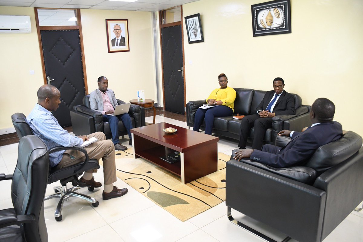 Ministry of Local Government | Rwanda (@rwandalocalgov) on Twitter photo Kuri uyu wa Gatatu, Minisitiri <a href="/gatjmv/">Gatabazi Jean Marie Vianney</a> yakiriye Umuyobozi wa <a href="/RFTCrwanda/">Rwanda Federation of Transport Cooperatives</a>, Col. (Rtd) Twahirwa Dodo baganira ku bikorwa birimo kubaka gare mu turere n’uruhare rwabo mu gukemura ibibazo bikiri mu gutwara abaturage muri <a href="/CityofKigali/">City of Kigali</a> no mu Ntara. Kuri uyu wa Gatatu, Minisitiri <a href="/gatjmv/">Gatabazi Jean Marie Vianney</a> yakiriye Umuyobozi wa <a href="/RFTCrwanda/">Rwanda Federation of Transport Cooperatives</a>, Col. (Rtd) Twahirwa Dodo baganira ku bikorwa birimo kubaka gare mu turere n’uruhare rwabo mu gukemura ibibazo bikiri mu gutwara abaturage muri <a href="/CityofKigali/">City of Kigali</a> no mu Ntara.
