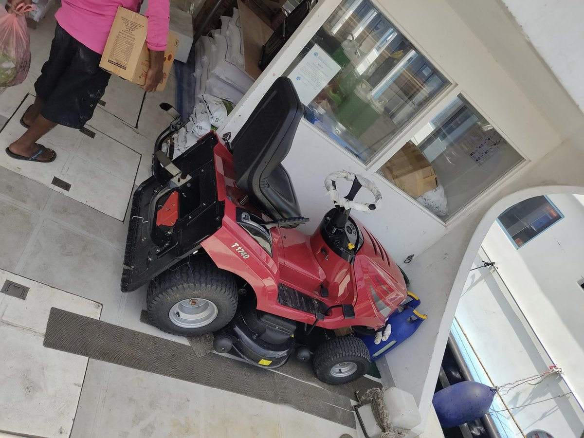 ކ.ގުޅީ ފުޓްބޯޅަ ދަނޑުތައް ބެލެހެއްޓުމަށް ޔޫތު މިނިސްޓްރީން ގުޅީ ކައުންސިލާއި ހަވާލުކުރި ބްރަޝް މެޝިން މިހާރު ވަނީ ރަށަށް ގެނެވިފައެވެ.
ޝުކުރިއްޔާ 👏🏼👏🏼👏🏼
<a href="/ibusolih/">Ibrahim Mohamed Solih</a> 
<a href="/AhmedMahloof/">Ahmed Mahloof</a> 
@MoYSCEmv 
<a href="/MDPSecretariat/">MDP Secretariat</a>