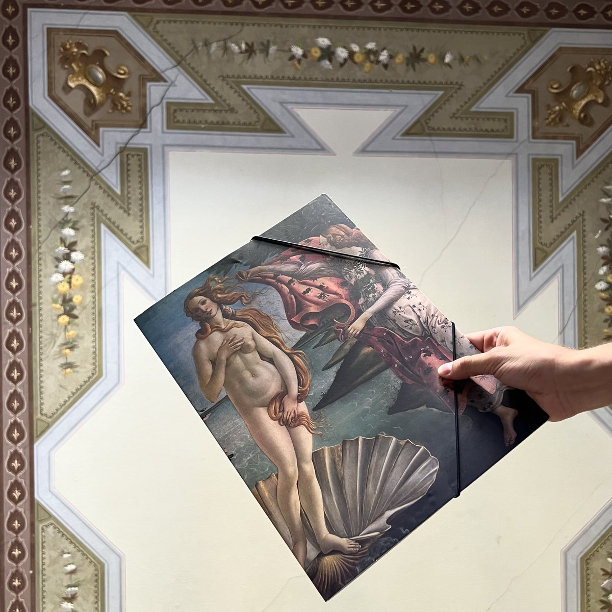 fimustore's tweet photo. La bellezza salverà il mondo, e anche i tuoi documenti. Scopri la cartellina portadocumenti dedicata a La Venere di Botticelli. https://t.co/MvFA1bMguK https://t.co/F9Zu8t76il