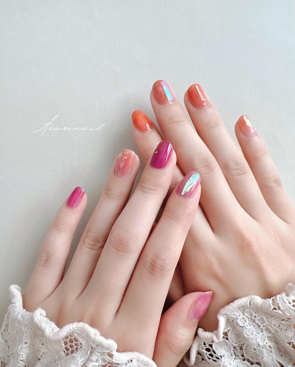 asari_nail's tweet photo. ぴんくとオレンジ🦩🍊
夏っぽくト��ピカルな色合わせに。夏ネイルにはオーロラフィルムのぴかぴかキラキラがよく合う🌺 https://t.co/qsO3Gfyic6