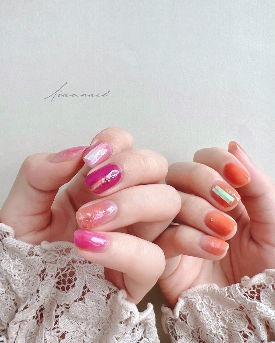 asari_nail's tweet photo. ぴんくとオレンジ🦩🍊
夏っぽくト��ピカルな色合わせに。夏ネイルにはオーロラフィルムのぴかぴかキラキラがよく合う🌺 https://t.co/qsO3Gfyic6