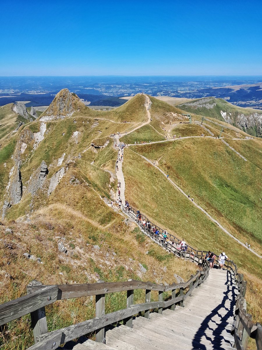 ArthurLansoneur's tweet photo. Au sommet du Massif Central ! 😍⛰️🌋😎☀️🌿 https://t.co/cyYQVJsUHC