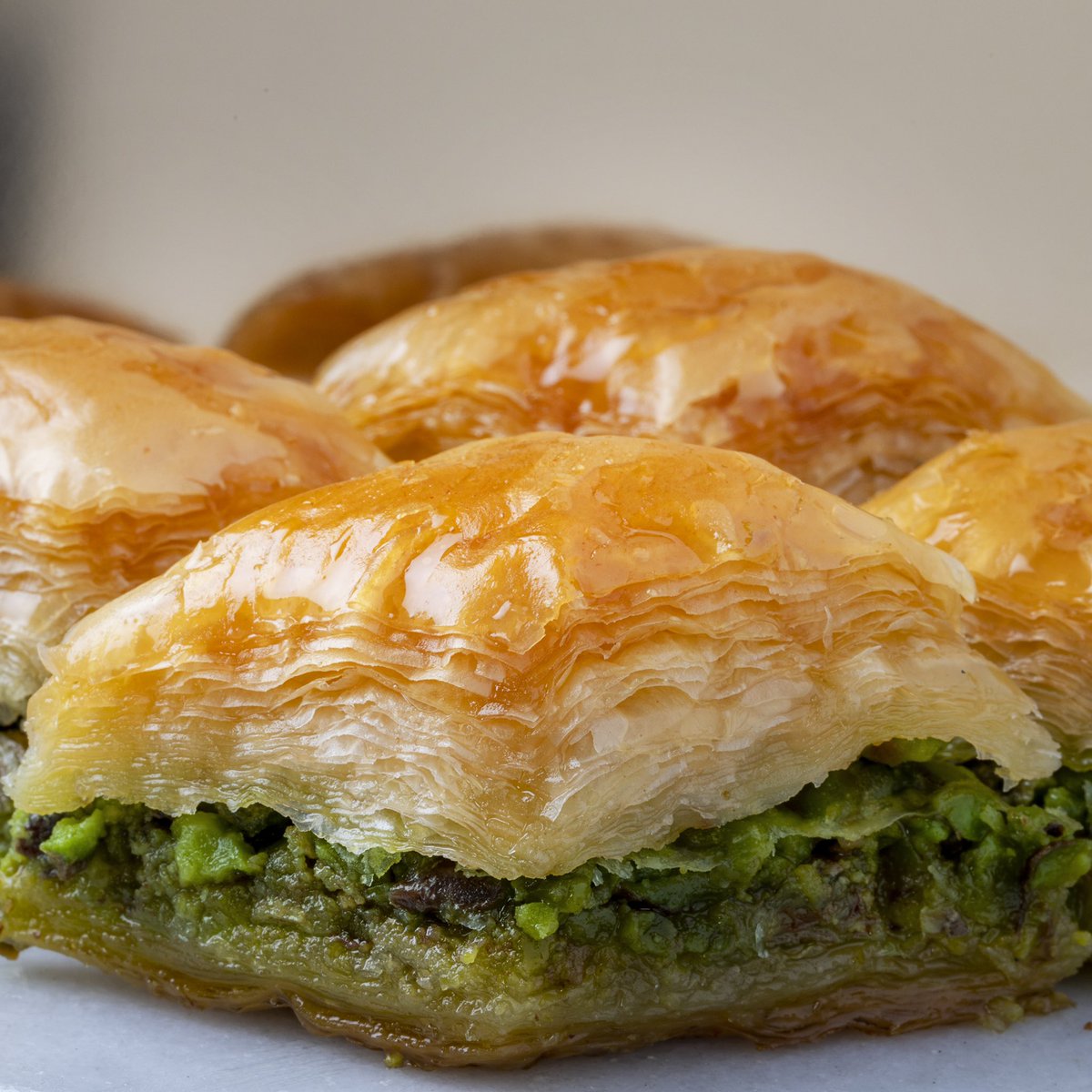 14 Ağustos Pazar gününe kadar bu tweeti RT yapıp hesabımızı takip eden 3 kişiye, dünyanın dört bir yanına gönderdiğimiz Gerçek Gaziantep Baklavasından birer kg hediye 👋🏻

Online sipariş için: baklavacimehmetyildirim.com