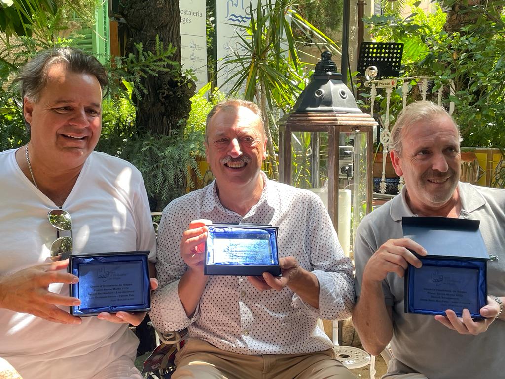 Felicitats als guardonats amb el #reconeixementSantaMartaSitges 2022

<a href="/parrotshotel/">Parrots Sitges Hotel</a> 
<a href="/SBSitges/">Sports Bar Sitges</a> 
<a href="/HotelCalipolis/">Hotel Calipolis</a> 

Més informació sobre l'esdeveniment 👉gremihs.com/sitges/reconei…

Que SantaMarta ens acompanyi i doni forces fins la celebració del 2023

<a href="/gerenciafihr/">FIHRT</a> <a href="/ClubTastSitges/">ClubTastSitges</a>