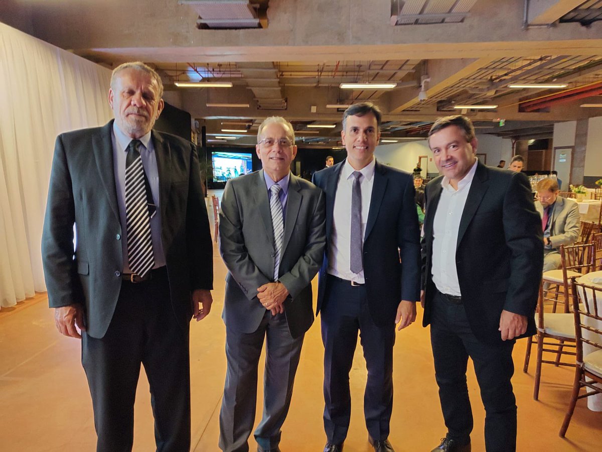 FlavioWerneckM's tweet photo. Parceiros de luta da #Unacon. Unidos sempre por objetivos comuns. #précampanha #lideranças https://t.co/LTnhL4QxIm