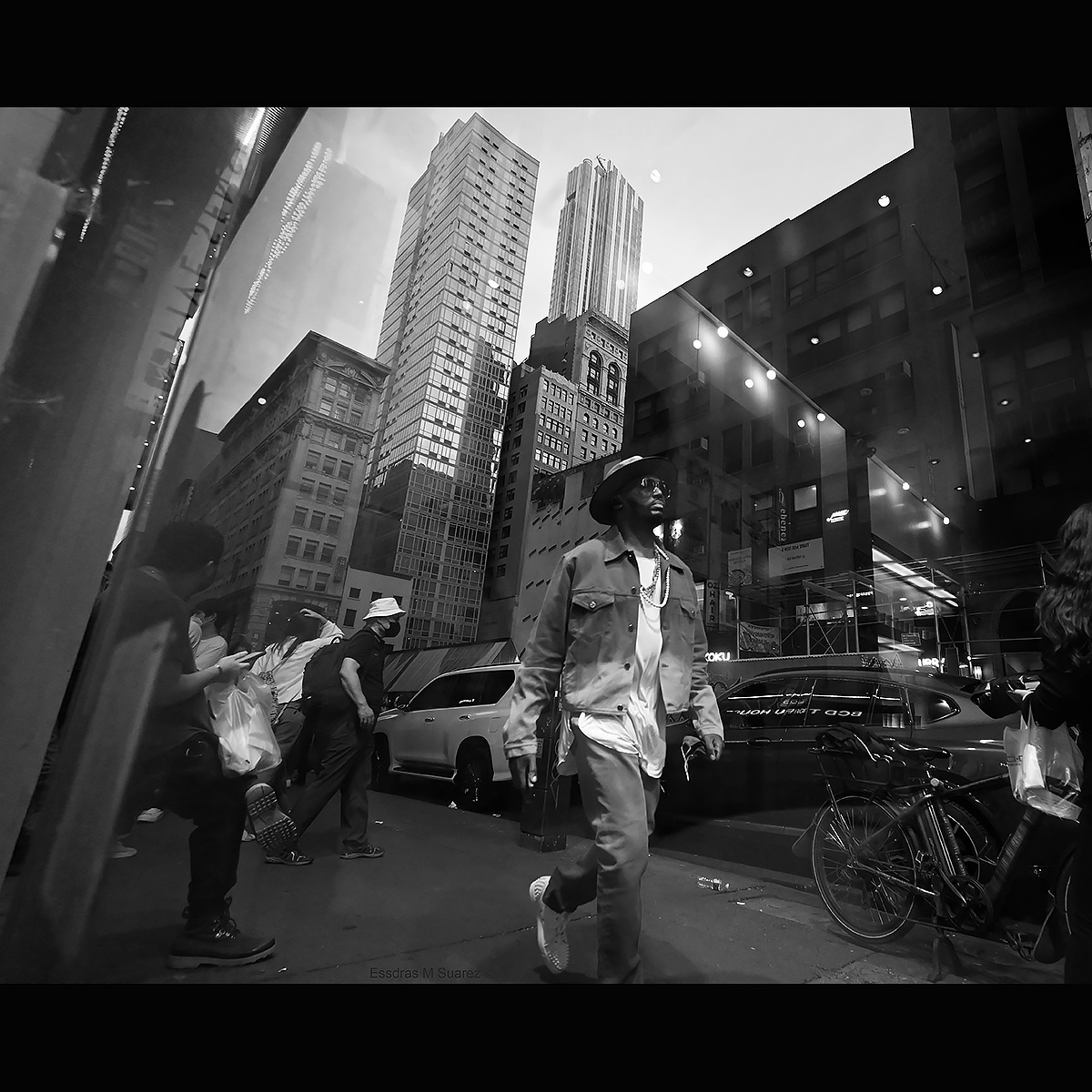 essdrasmsuarez's tweet photo. #photolessonsbyessdras Sometimes making great #streetphotography images is as simple as sitting in one place and letting the world go by. Especially if you are in #NYC.  Color or B&amp;W? #photooftheday #streetsofNY #photography next workshop Oct 5-7 https://t.co/9cmHKVcaUw for info https://t.co/Q2OlaBvS6b