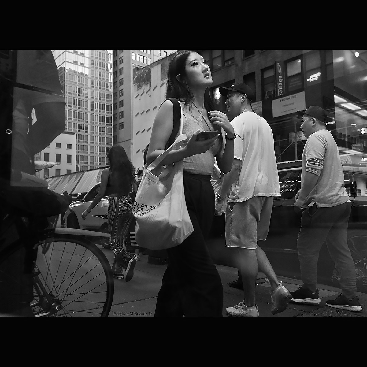 essdrasmsuarez's tweet photo. #photolessonsbyessdras Sometimes making great #streetphotography images is as simple as sitting in one place and letting the world go by. Especially if you are in #NYC.  Color or B&amp;W? #photooftheday #streetsofNY #photography next workshop Oct 5-7 https://t.co/9cmHKVcaUw for info https://t.co/Q2OlaBvS6b