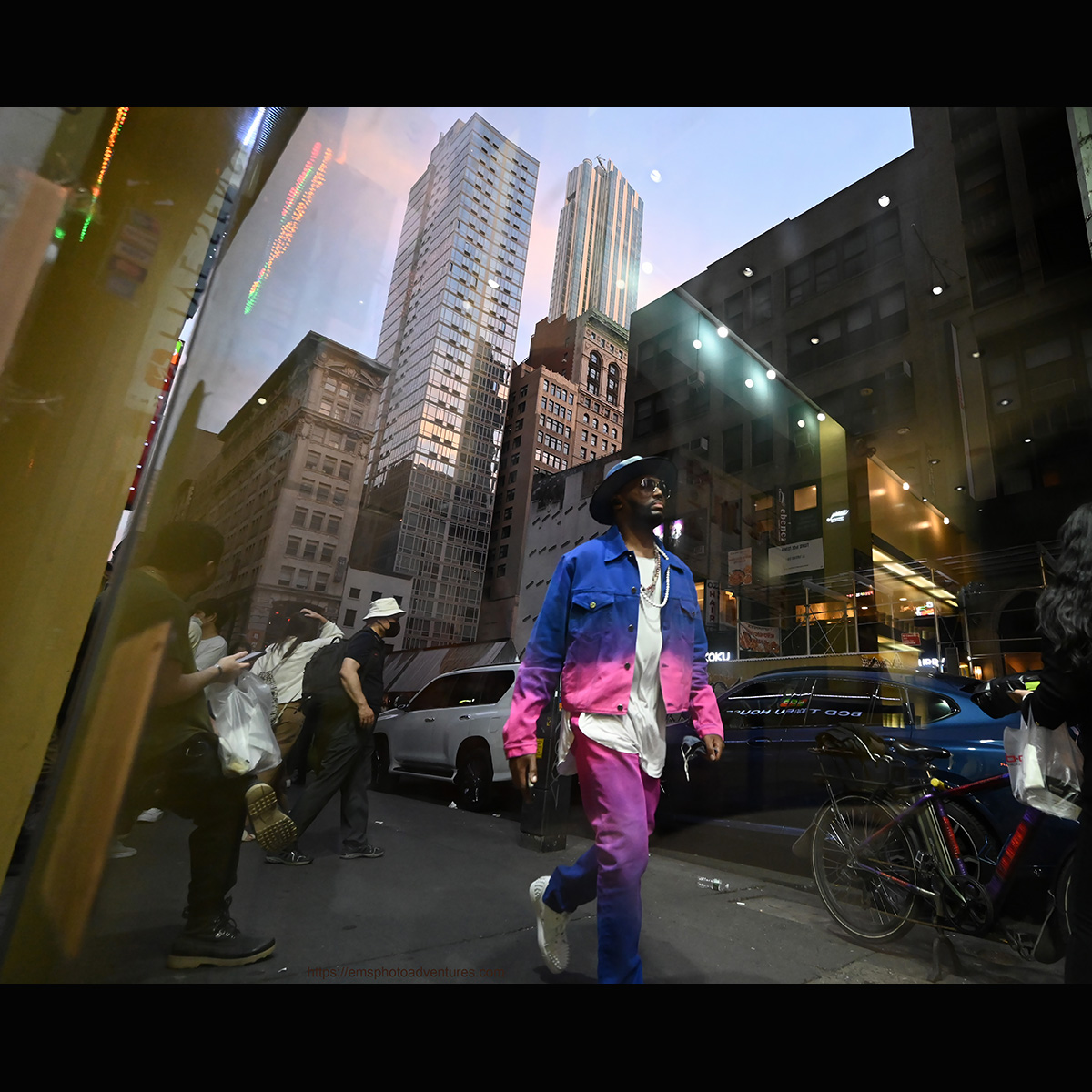 essdrasmsuarez's tweet photo. #photolessonsbyessdras Sometimes making great #streetphotography images is as simple as sitting in one place and letting the world go by. Especially if you are in #NYC.  Color or B&amp;W? #photooftheday #streetsofNY #photography next workshop Oct 5-7 https://t.co/9cmHKVcaUw for info https://t.co/Q2OlaBvS6b