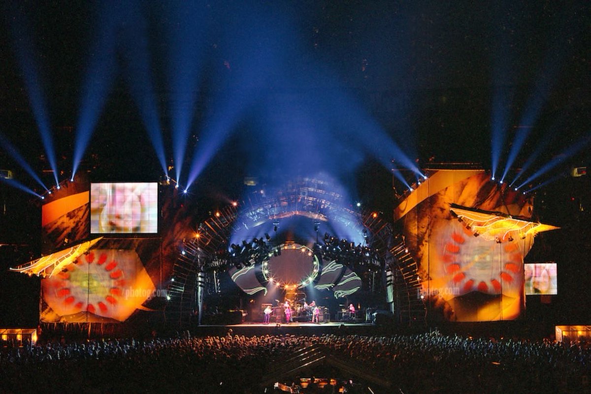 GratefulDead's tweet photo. On August 3, 1994, the Dead played the first of two nights at the Giants Stadium in East Rutherford, NJ. Steve Winwood and Traffic opened, and Jerry joined them onstage for their final song, “Dear Mr. Fantasy.”

Photos by James Anderson https://t.co/GzCfdt37gp
