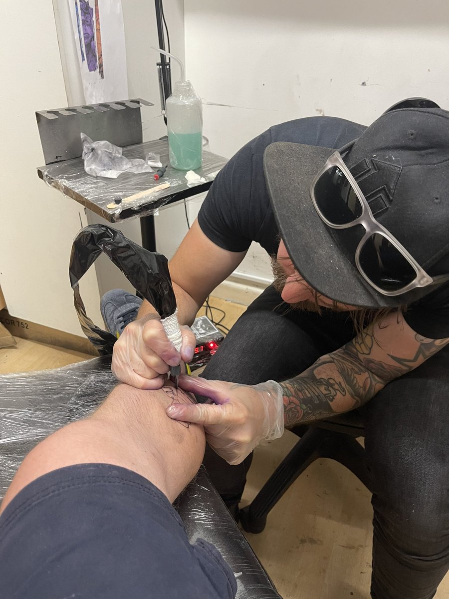 DeanoBark81's tweet photo. Tattoo time! #onefordad https://t.co/evIG1iWELZ