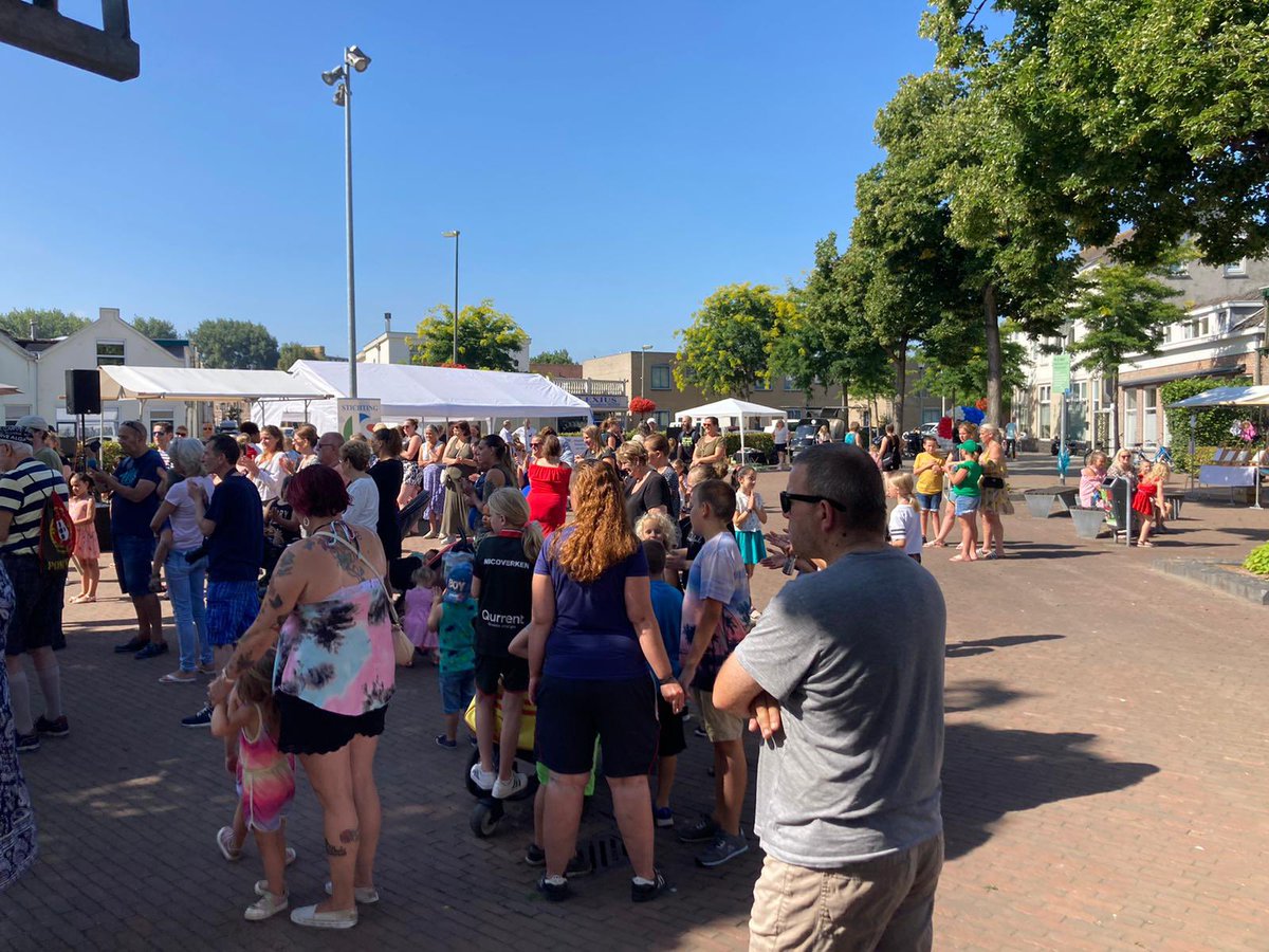 AnnebethWilton's tweet photo. Het was een geweldig feest voor jong en oud in de #Gorzen. Dank aan allen die dit mogelijk hebben gemaakt.
Volgend jaar weer?!
#IedereenDoetMee
#MetElkaarVoorElkaar
#ErIsAltijdWatTeDoen @schiedam_nl
@JStichting https://t.co/ADSHySY6b1