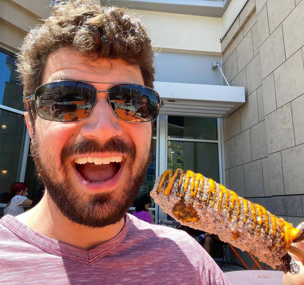 TheDaveKay's tweet photo. And we are back in California!! In todays VLOG, I make a quick stop into California for work, and get to see Michelle! We went to some delicious 😋 food spots! https://t.co/yyelq6Cuzm https://t.co/kTT24mqYvZ https://t.co/EBi0bAOTSX