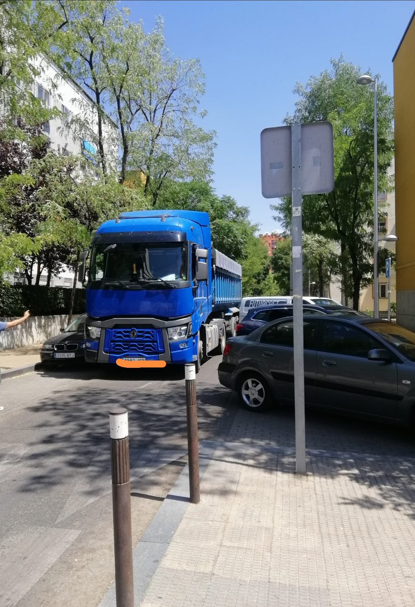 BaanduVillaver's tweet photo. Camión atascado en C/ Huésped del Sevillano. Seguramente su destino sería alguna de las obras del Parque de Ingenieros y el navegador le jugó una mala pasada. Varias calles de Ciudad Los Ángeles no soportan la circulación de camiones de gran tonelaje y necesitarían señalización. https://t.co/vq3pf4vJRY