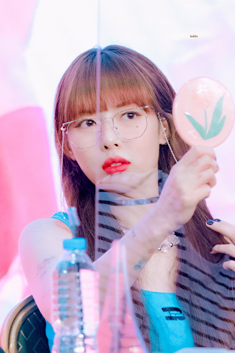 2laddo's tweet photo. 220731 #현아 #hyuna 
안경 짱이야🥰 https://t.co/FzyTTpGdpW