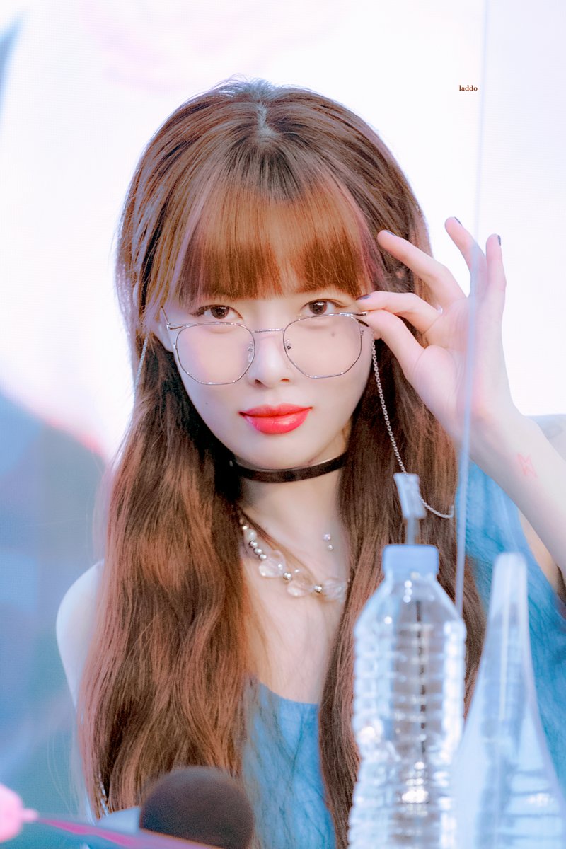 2laddo's tweet photo. 220731 #현아 #hyuna 
안경 짱이야🥰 https://t.co/FzyTTpGdpW