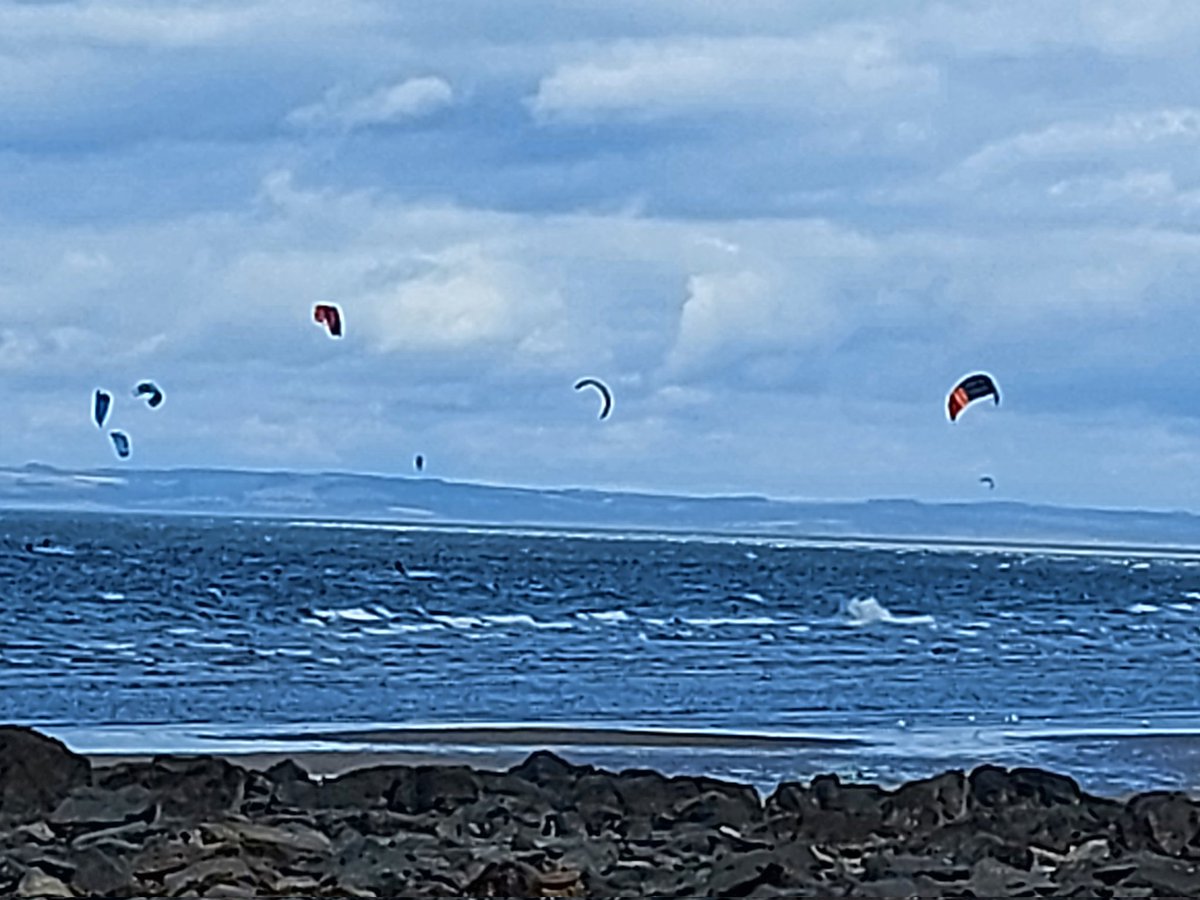 Michael50392771's tweet photo. A pleasant afternoon watching the kitesurfing at Longniddry/Gosford #homecation #eastlothian https://t.co/MvW663M7Mv
