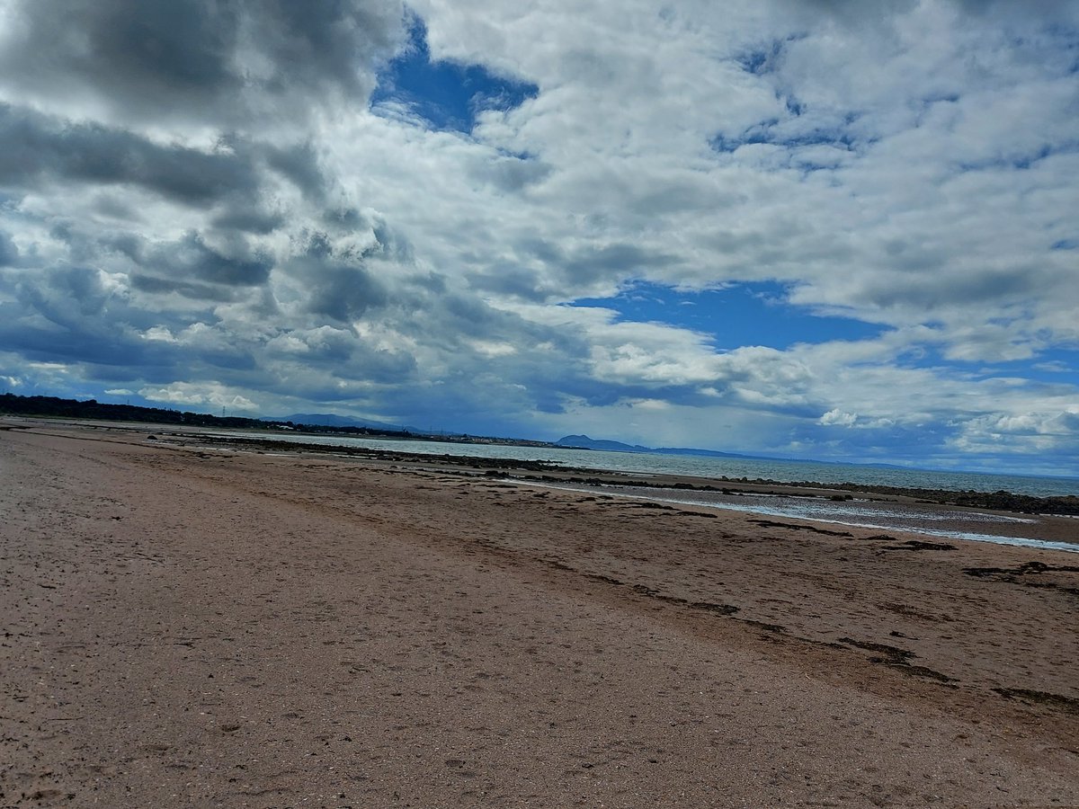 Michael50392771's tweet photo. A pleasant afternoon watching the kitesurfing at Longniddry/Gosford #homecation #eastlothian https://t.co/MvW663M7Mv