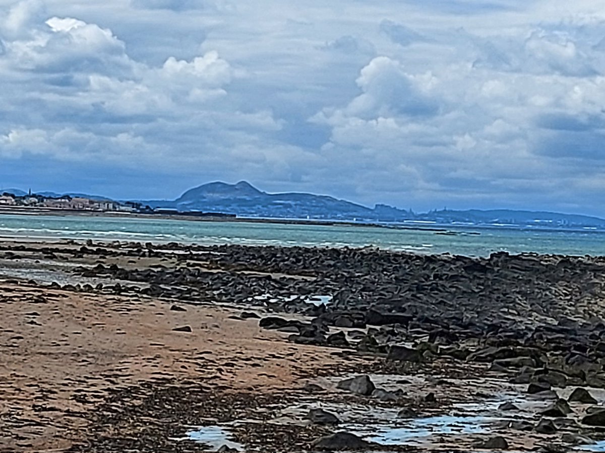 Michael50392771's tweet photo. A pleasant afternoon watching the kitesurfing at Longniddry/Gosford #homecation #eastlothian https://t.co/MvW663M7Mv