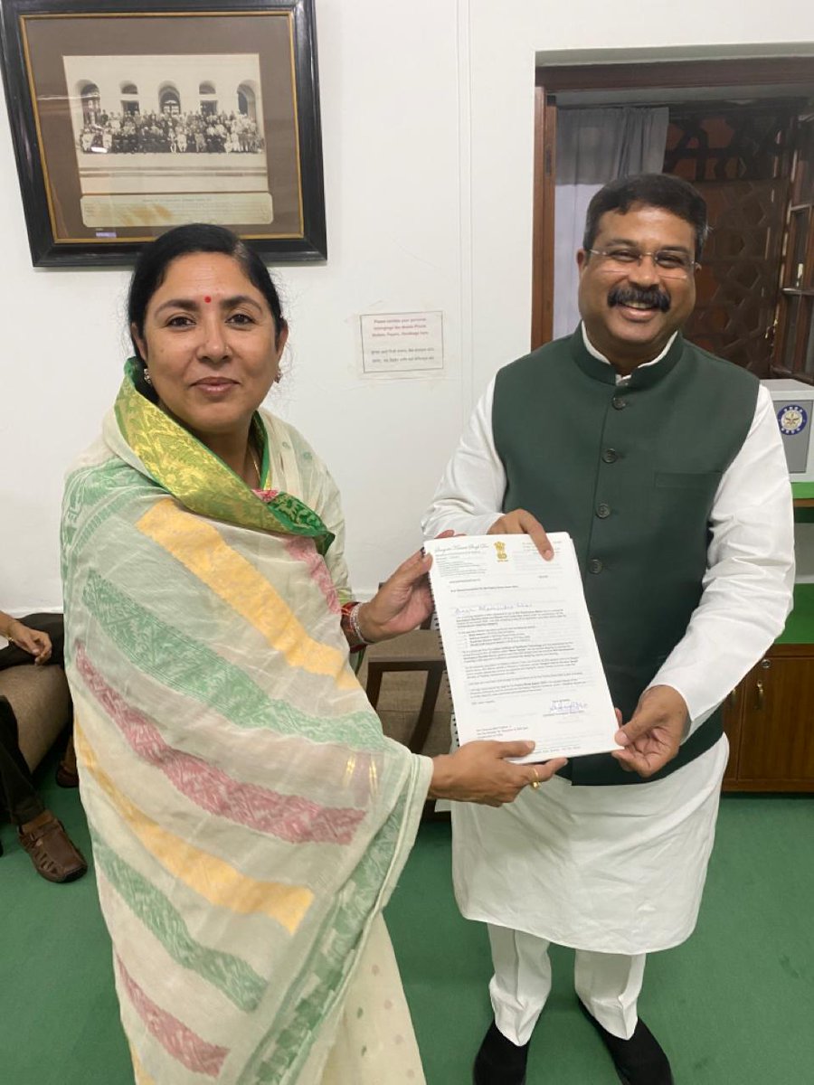 sksingh_deo's tweet photo. Met Hon'ble Minister Shri @dpradhanbjp ji just after his brilliant speech during the debate on The Central Universities (Amendment) Bill, 2022 in Lok Sabha today. An absolute 'Must Watch' !!!
@EduMinOfIndia 
@BJP4India 
@BJP4Odisha https://t.co/hrsPOd18do