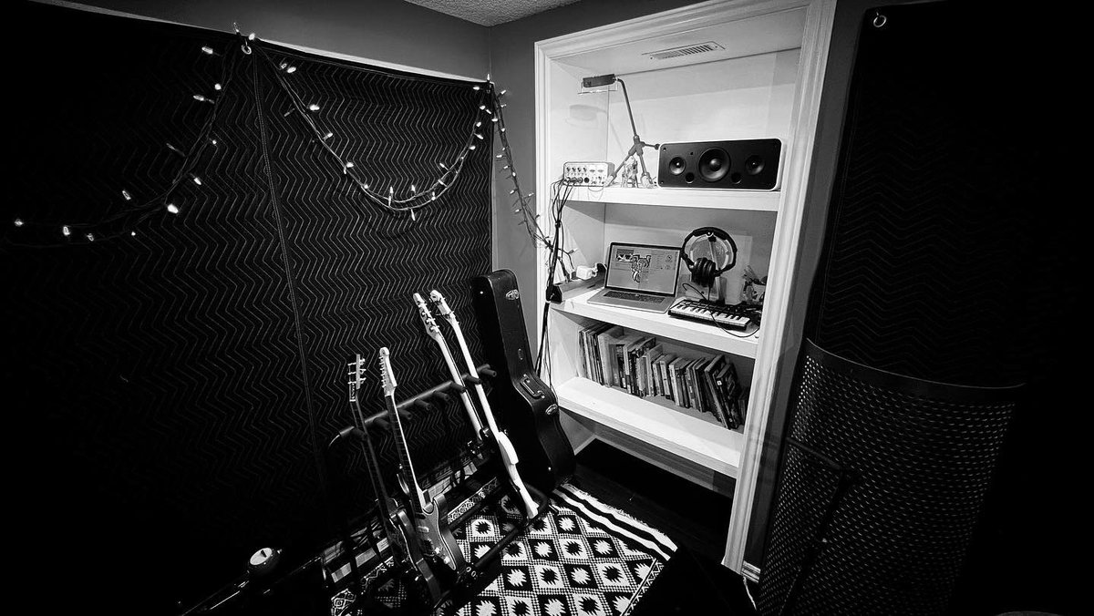 rickstarmusic's tweet photo. 🎛🎤🎚🔈

#rickmoss #musician #composer #songwriter #lyricist #multiinstrumentalist #singersongwriter #independentmusician #independentartist #canadianmusician #canadianartist #studio #recordingstudio #homestudio https://t.co/tJEJDr2mGQ
