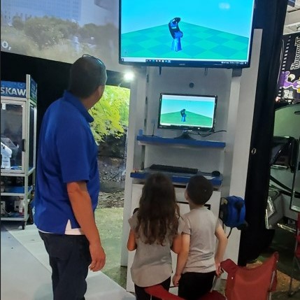 Yaskawa_Motoman's tweet photo. Richard, one of our expert technicians, is teaching the future engineers, software programmers, teachers, and automation experts about robotics at the #OhioStateFair! There's a few days left to have some Nerds "air delivered" by one of our #robots!
#stem #ohio #OhioDevelopment https://t.co/Ua7kAuMCKP