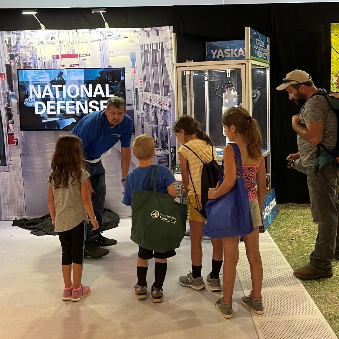 Yaskawa_Motoman's tweet photo. Richard, one of our expert technicians, is teaching the future engineers, software programmers, teachers, and automation experts about robotics at the #OhioStateFair! There's a few days left to have some Nerds "air delivered" by one of our #robots!
#stem #ohio #OhioDevelopment https://t.co/Ua7kAuMCKP
