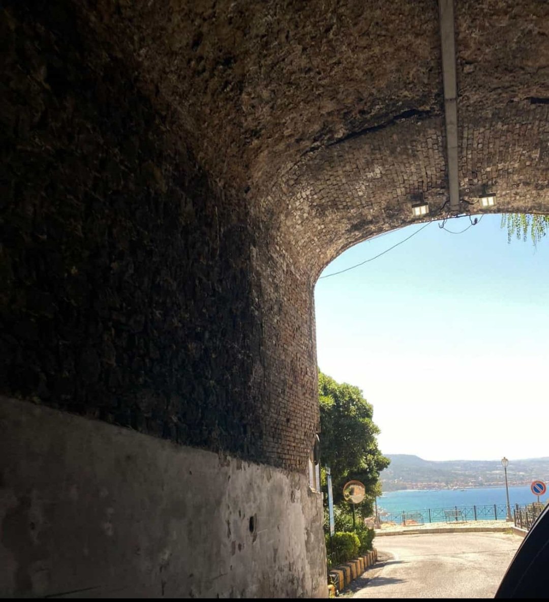 ExPaola17823616's tweet photo. #SiPerde rà ogni bellezza
Se continueremo a dare tutto per scontato
Il sole riscalderà ancora
Ma la meraviglia di osservare un cielo non è data a tutti
Se non alziamo gli occhi e lo contempliamo
O se non stringiamo forte una mano
Nessuno sentirà mai vicino la nostra presenza... https://t.co/IeYIBSxcEX
