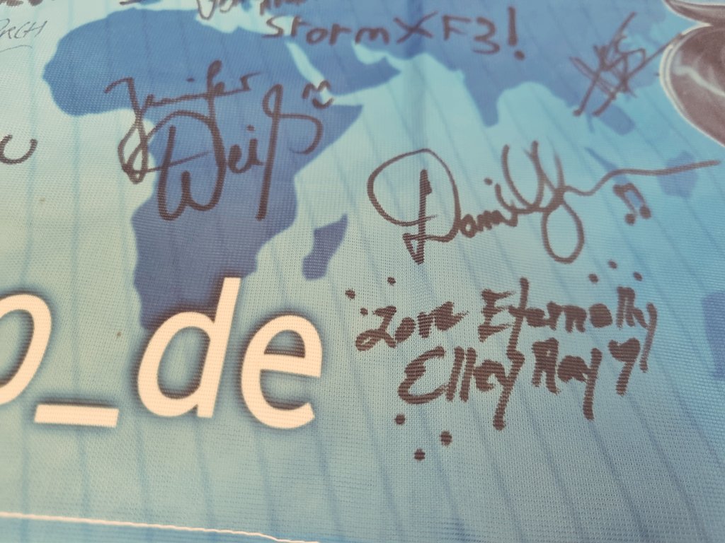 xeto_de's tweet photo. After some GalaCons I wanted to participateto the signing session again. Finally I got the possibilities to let took some pictures and got some signatures by @JenniferWeiss85, @dannyimusic and @Elley_Ray.
Thank you for visiting @gala_con 2022. πβ¨
#XTGC22 https://t.co/E66Ij8LdlS