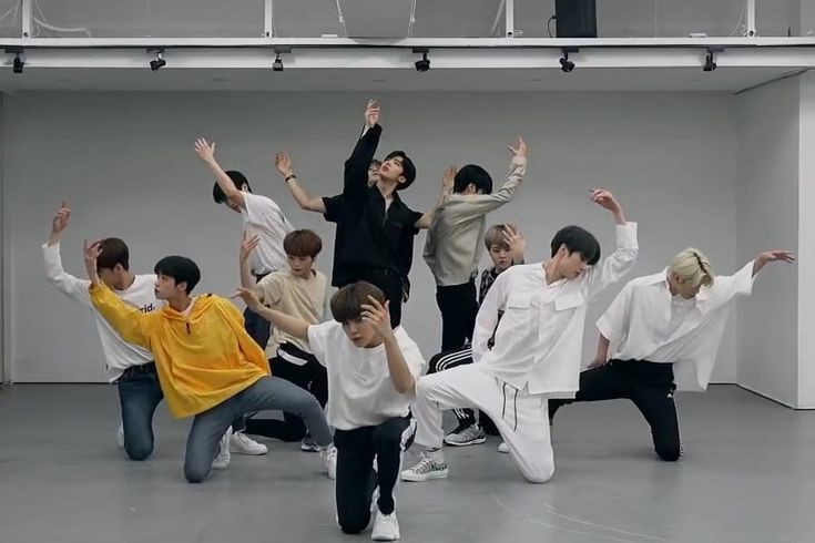 starfess's tweet photo. -guys this pose will be legendary💛          

 https://t.co/wKQKGWpbYB