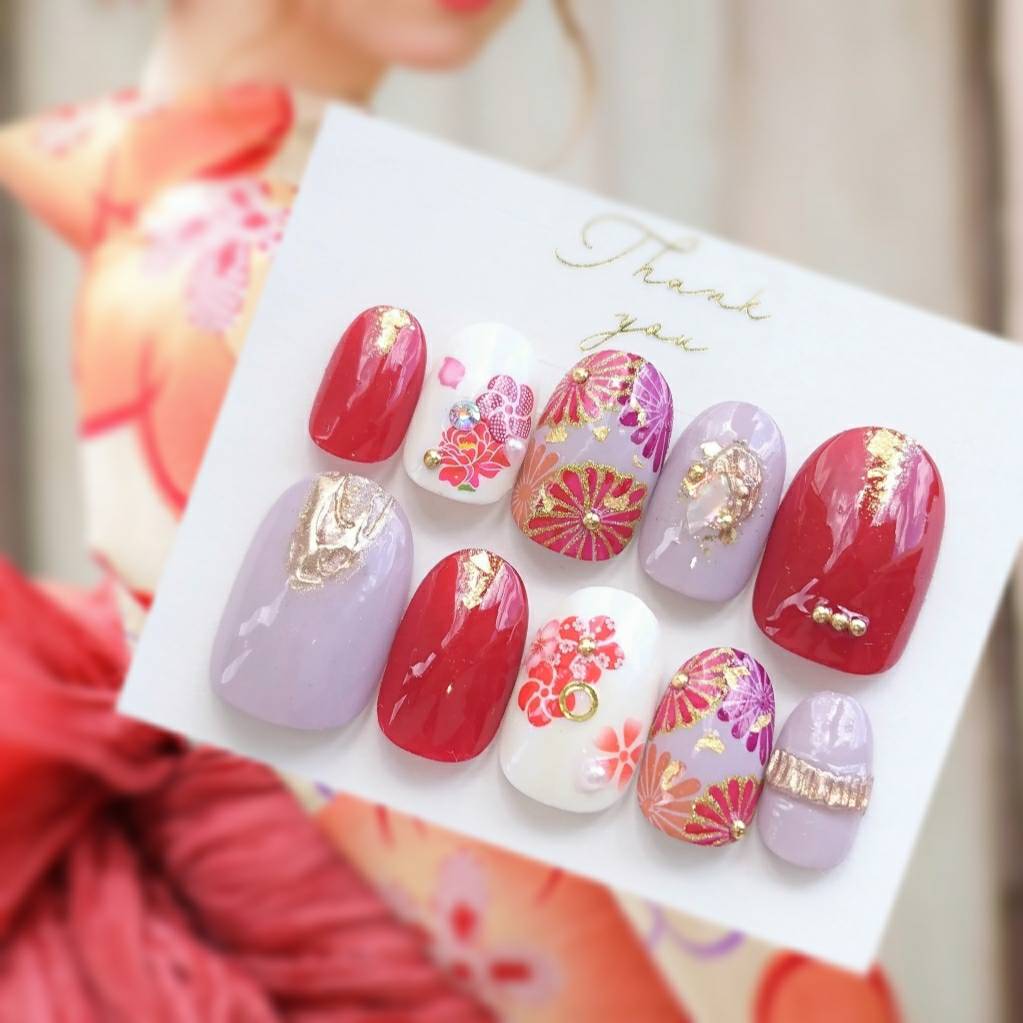 Jam Nail 送料無料 前撮りや色打掛や振袖に 赤とくすみカラーグレージュとゴールドの和柄のネイルチップ販売中 T Co 3bqhgwaem3 プレ花嫁 白無垢 振袖ネイル ネイルチップ 色打掛ネイル 成人式 振袖 前撮り 和装 ネイル 着物ネイル