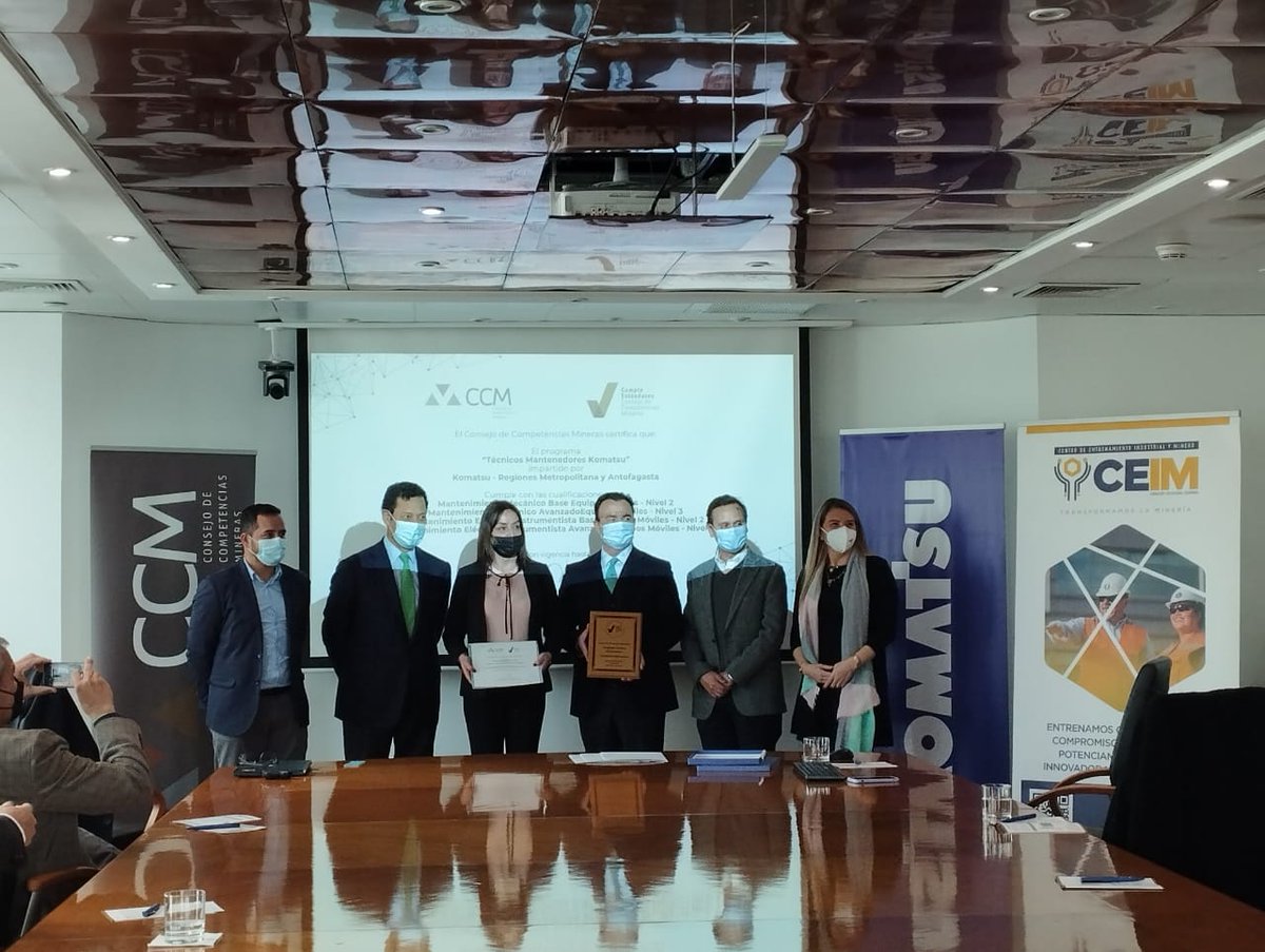 CCMineras's tweet photo. Hoy entregamos el Reconocimiento del Sello de Calidad CCM al Centro de Formación @KomatsuMining. 
El #SelloCCM certifica que su programa de Técnicos Mantenedores, impartido junto a @ceim_fee, está alineado al Marco de Cualificaciones de la Minería.
¡Felicidades a todo el equipo! https://t.co/zKUhTyT9Gz