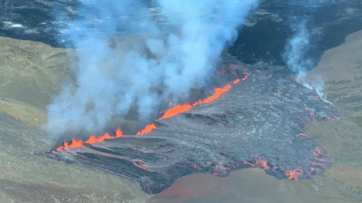 SismoMundial's tweet photo. ⚠️NOTICIA  | Ha comenzado una erupción en #Fagradalsfjall, a 40 kilómetros de #Reikiavik. El Instituto Meteorológico señala que la ubicación exacta "no está disponible en este momento" (Islandia).

No existe riesgo para la población al no haber localidades cercanas a la zona. https://t.co/dWOD9Ij9xW