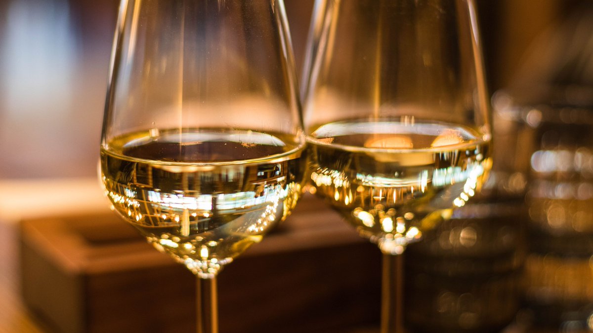 National White Wine Day. Do you enjoy floral notes, or do you prefer a crisp glass of wine? Whatever your preference, you've come to the right place! We've got a lovely selection of white wines from the bottle or just a glass. #floralnotes #crisp #whitewine #acsalfordquays