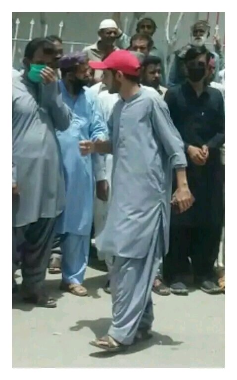 پی ایس ٹی فخر حب چوکی باسط بروہی قلندرانی کل سے انشاءاللہ الہ آباد ٹاؤن آسکانی محلہ کا دورہ کرے گے الہ آباد ٹاؤن وارڈ نمبر 27 میرے حلقہ ہے اور جہاں جہاں گندگی اور کچرے کے ڈھیر ہیں ان کا صفائی ستھرائی کا کام کروائیں گے  نااہل حکمرانوں نے عوام سے جھوٹ بول کر ووٹ لیا