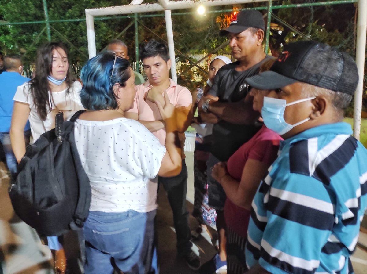 secinteriorctg's tweet photo. Realizado el Consejo Comunitario del Barrio #Torices, la secretaria @anamgonzalezf, señaló que se alcanzaron varios compromisos; monitoreo de cámaras de seguridad, la activación de frentes de seguridad y un grupo de mujeres encargadas en temas de violencia de género. #SICC https://t.co/eZItgECQkX