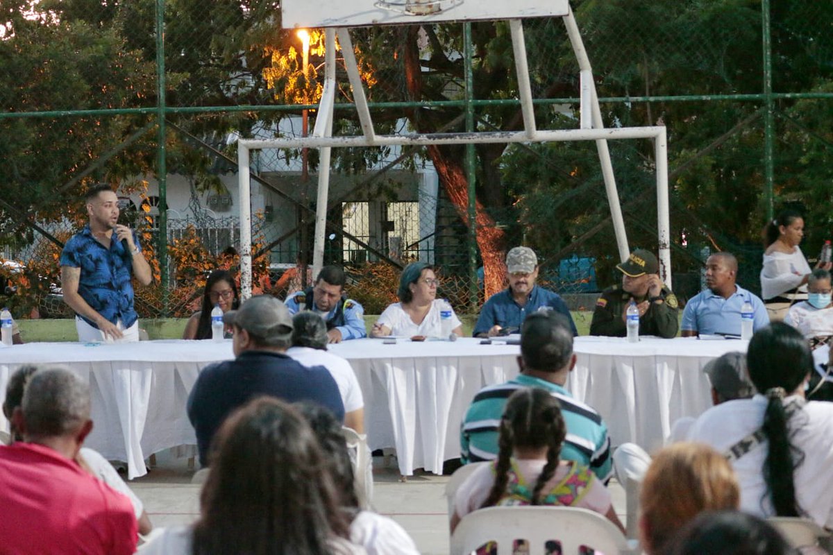 secinteriorctg's tweet photo. Realizado el Consejo Comunitario del Barrio #Torices, la secretaria @anamgonzalezf, señaló que se alcanzaron varios compromisos; monitoreo de cámaras de seguridad, la activación de frentes de seguridad y un grupo de mujeres encargadas en temas de violencia de género. #SICC https://t.co/eZItgECQkX