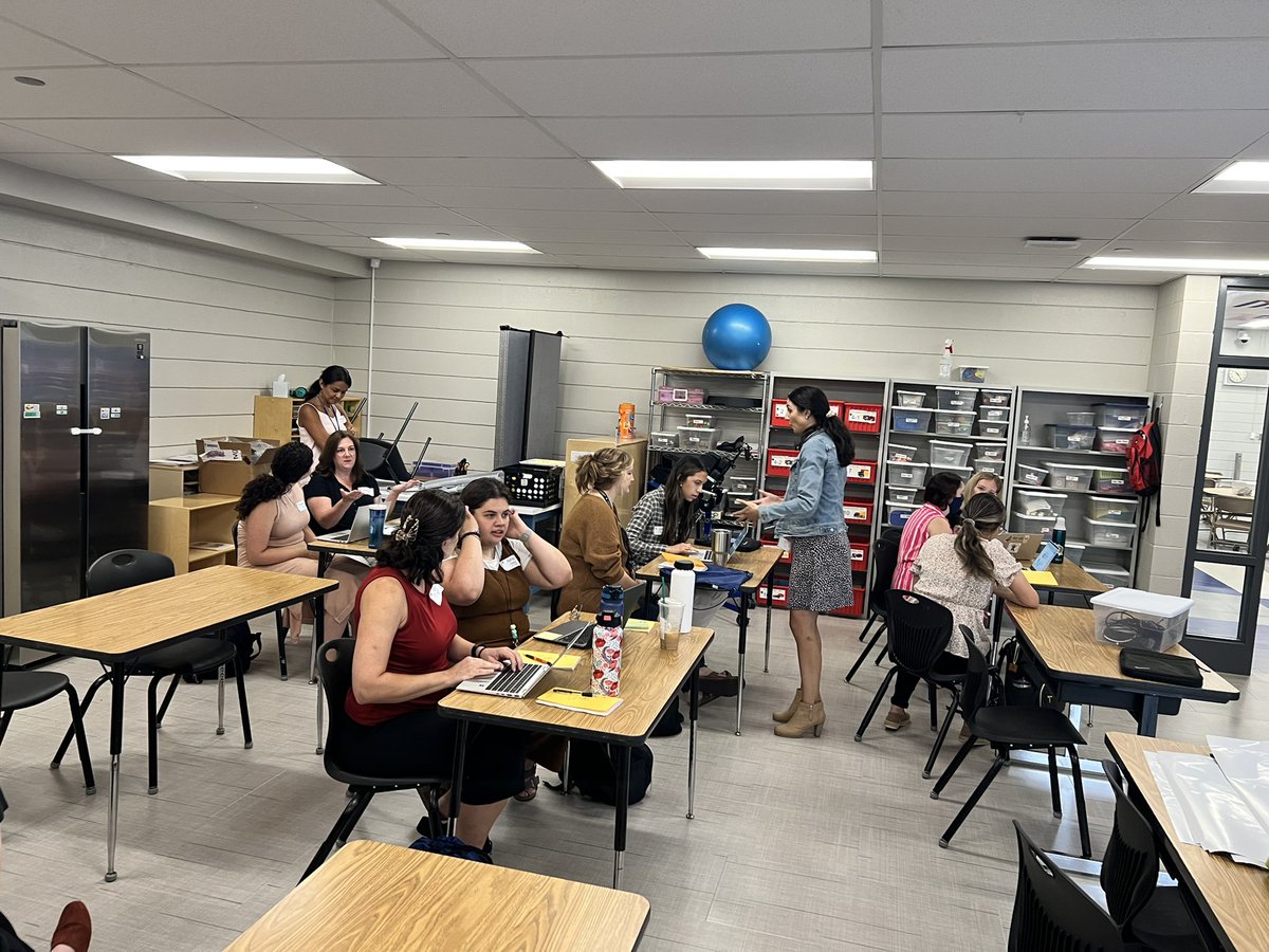 learnandteach04's tweet photo. Sheltered Instruction to support all learners! Our #21LanguageServices team sharing key strategies to engage &amp; support #multilingual Ss (but really for all!) #21EngagedLearning #21Learns @ccsd21 #alwayslearning #EmpoweringEveryStudentEveryDay @bilinguallingo @MarceBilingue https://t.co/yM5NNZO16y