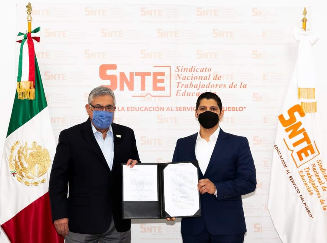 Seccion36Ofic's tweet photo. #UnoSomosTodos 🙋‍♂️
#TodosSomosUno 🙋‍♀️

📍 Valida @TFCA_mx 🏥 Toma de Nota al Prof. Juan José Gutiérrez Reynosa, como dirigente de la #Sección50 #NL  📍 Refrenda 👉Mtro. Alfonso Cepeda Salas apoyo del #SNTE 📚 en gestiones para responder a agremiados

Nota 👉 https://t.co/HfXkuAh2Rr https://t.co/55udBQIKnl